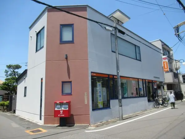 荷物の発送等に重宝する郵便局です。ATMは平日9:00～19:00、土曜日 9:00～17:00 