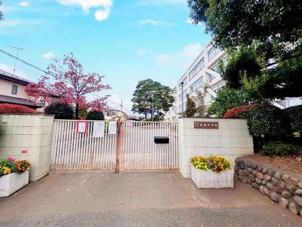 徒歩18分。お友達とのおしゃべりを楽しみながら通学ができそうな距離です。