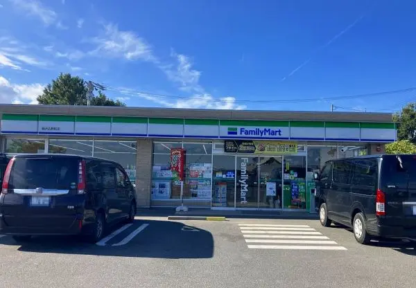 徒歩2分。24時間営業です。ATM・マルチコピー機などが設置されています。