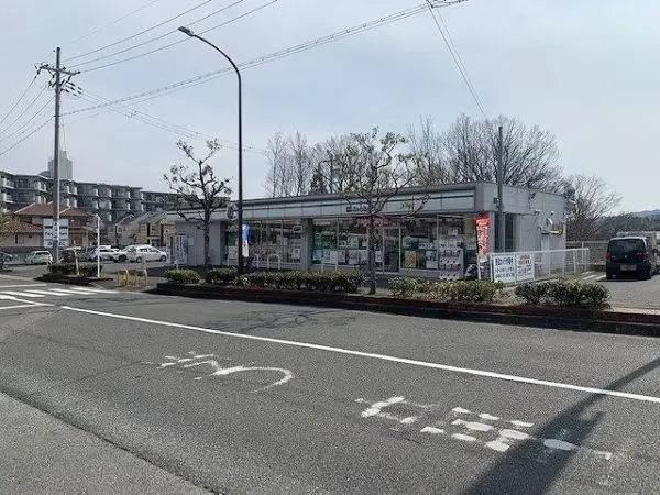 ファミリーマート奈良学園大和町店までは徒歩７分です。毎日のお買い物もしていただきやすい距離です。