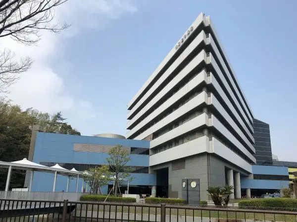 徒歩8分。内科(総合内科)、呼吸器内科、精神科、小児科、外科、皮膚科など幅広く診療されています。