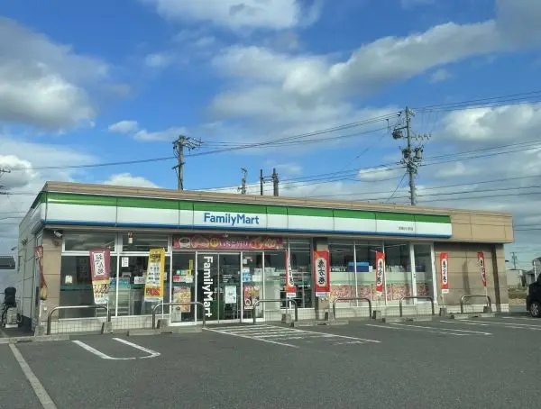 徒歩7分。24時間営業。ATM・マルチコピー機が設置されています。