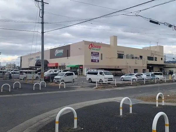 オークワ橿原坊城店まで徒歩６分です。駐車場があるため、お車でのアクセスも可能となっております。