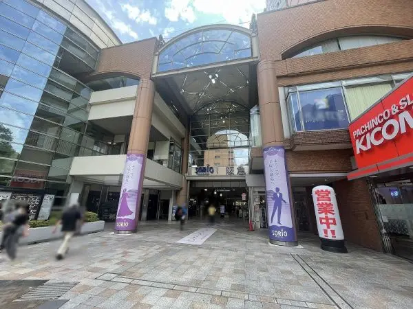 ソリオ宝塚まで約400m 徒歩5分。ファッション・雑貨・グルメなど様々な店舗が入っています。