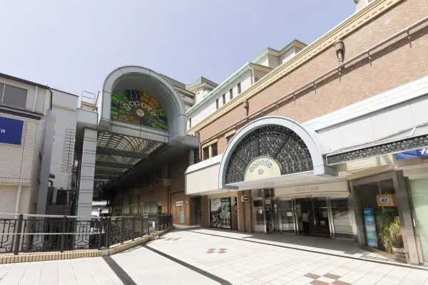 ＪＲ芦屋駅直結のショッピングセンターです。各種お買い物施設や飲食店・クリニック等が集まっています。