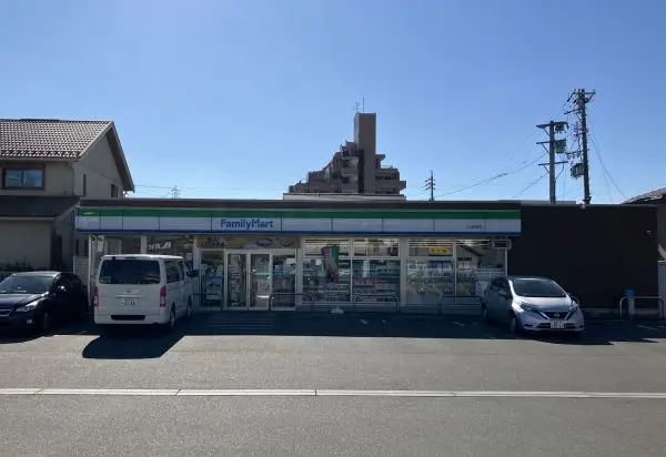 徒歩7分。24時間営業。イートインスペースのある店舗です。ATM・マルチコピー機が設置されています。