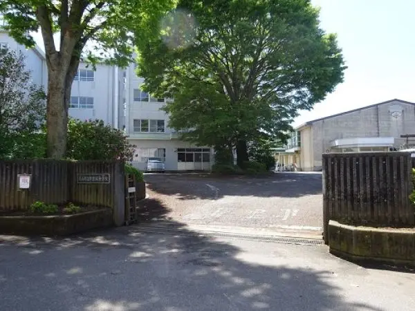 徒歩11分。目指す生徒像は　自ら学び、自ら課題を解決し、自分の考えを相手に伝える生徒　などです。