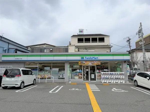 ちょっとしたお買い物や買い忘れた物の買い足しなどにも利用できるコンビニです。