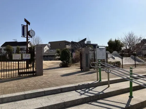 徒歩1分。広場や散策路がある公園です。遊具も複数設置されています。