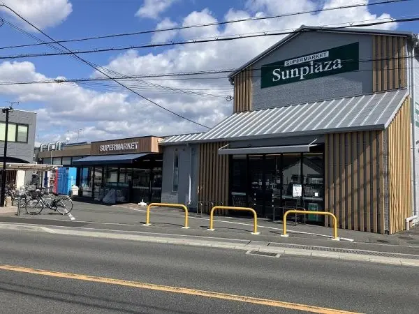 サンプラザ小山店まで徒歩１１分（約８３０ｍ）