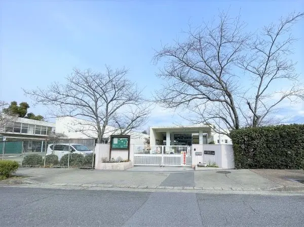 東登美ケ丘こども園まで徒歩１０分です。毎日のお子様の送迎もしていただきやすい距離となっております。