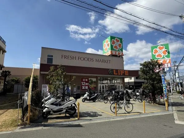 徒歩7分。夜は遅くまで営業しているため、お仕事で帰りが遅くなった際や、深夜の買い出しも行けます。