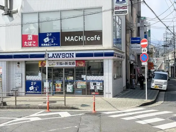 ローソン近鉄富雄駅前店まで徒歩５分。その他最寄り駅や銀行等が徒歩５分圏内の住環境となっております。