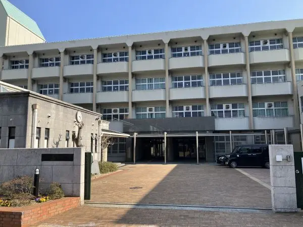 鷹匠中学校