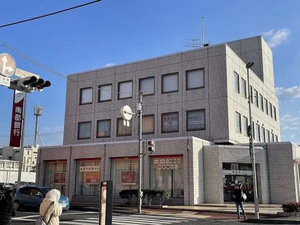 南都銀行橿原支店まで徒歩１４分。その他コンビニ、郵便局等が徒歩１４分圏内の住環境となっております。