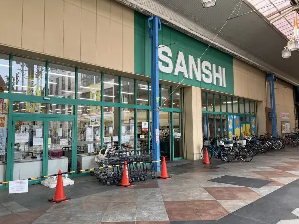 徒歩3分。営業時間8:00～20:00。肉・魚・野菜などの生鮮食品の他、冷凍食品・加工食品など。