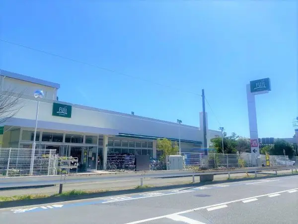 徒歩15分。生鮮食品や日用品、ベーカリー、酒類などが取り扱われています。