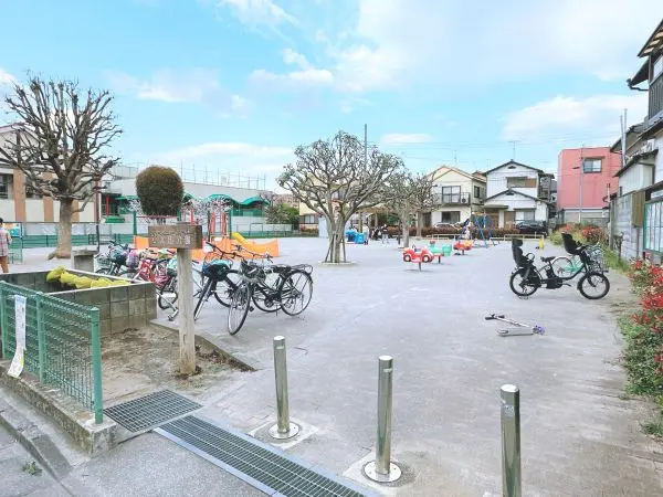 徒歩4分／幼稚園の近くにあり、平日の午後は園児たちでにぎわっています。