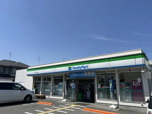 24時間営業。お出かけの前後に気軽に立ち寄りやすい距離にあります。