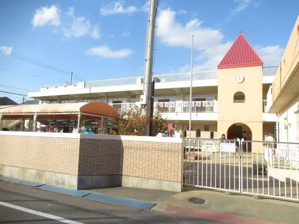 徒歩9分。1歳児から5歳児の保育が行われている、幼稚園型認定こども園です。