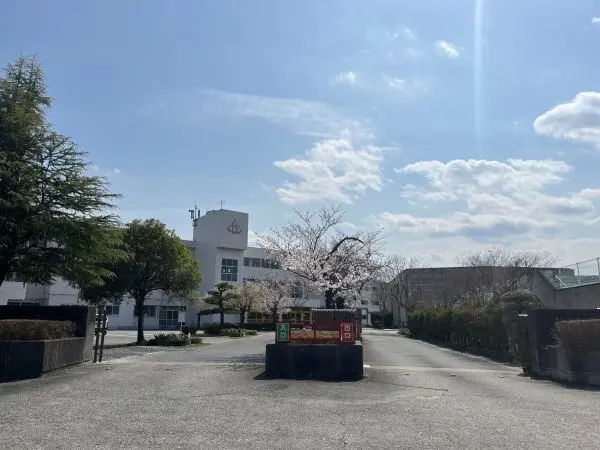 教育目標は 夢を持ち楽しく学ぶ子・心豊かな思いやる子・健康でたくましい子 です。