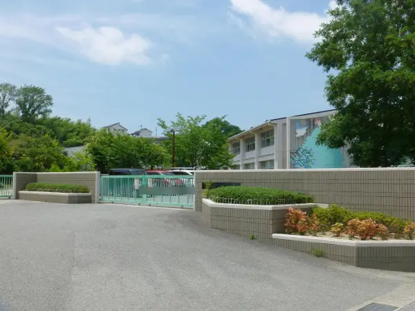 緑が丘小学校まで徒歩約15分