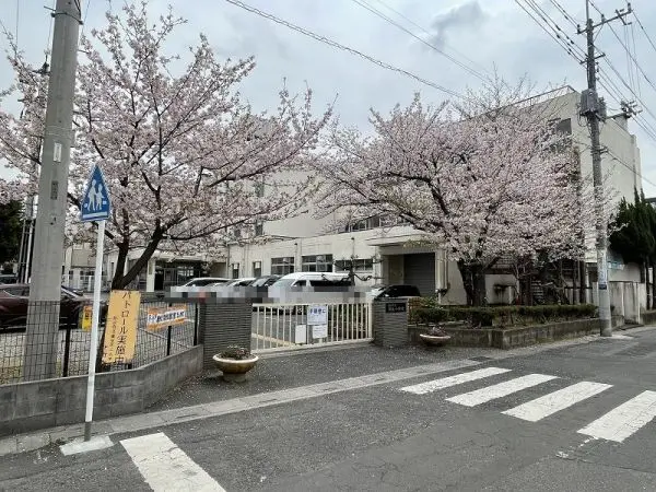 徒歩10分。お子様が6年間通学しやすい距離にあります。