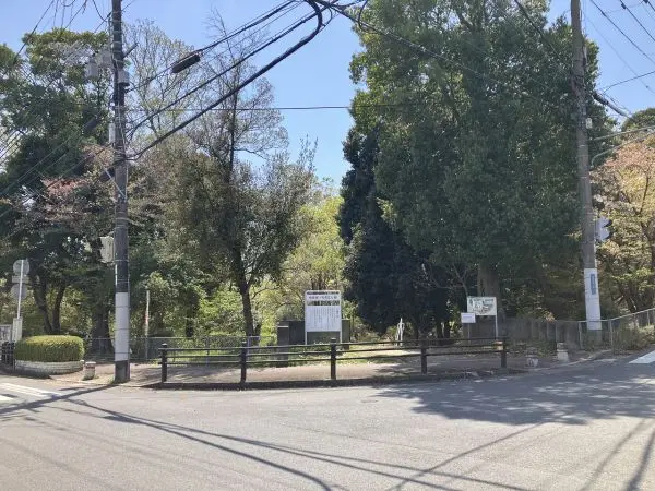 鳥見第１号児童公園まで徒歩６分。お子さまを連れてのお出かけもしていただきやすい距離となっております。