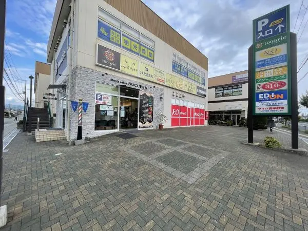 スーパー、家電量販店、飲食店などが入る複合商業施設です。営業時間は店舗により異なります。