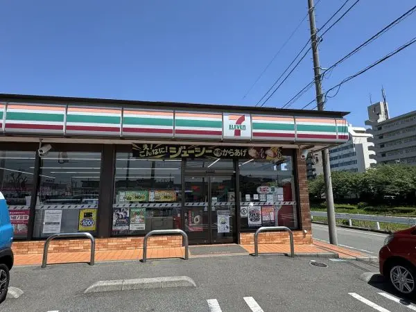 徒歩14分。24時間営業のコンビニエンスストアです。時間帯を気にせずいつでも買い物ができます。