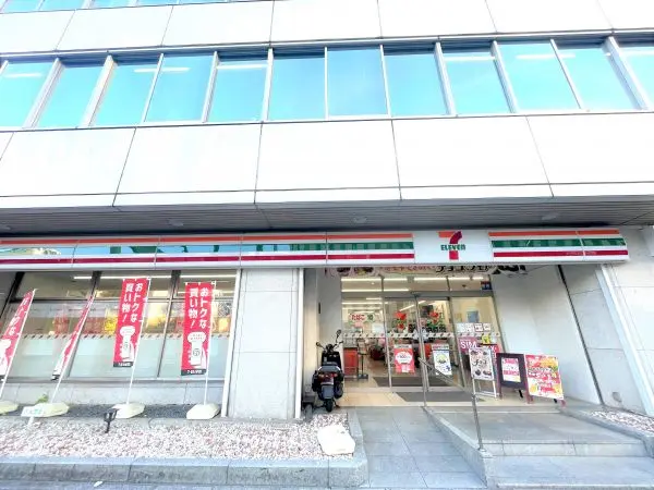 本物件まで徒歩約3分。揚げ物惣菜や淹れたてのコーヒーが販売されている店舗です。