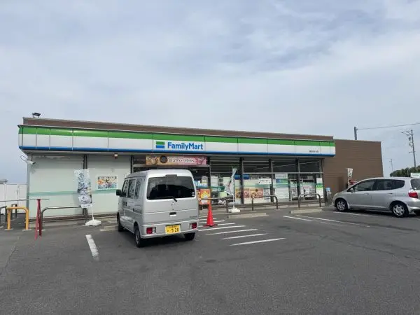 徒歩29分。国道沿いにある店舗。広めの駐車場が確保されており、お車でも立ち寄りやすそうです。
