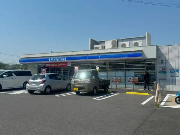 徒歩12分。24時間営業。ATMやマルチコピー機などの設置有り。駐車場が設けられています。