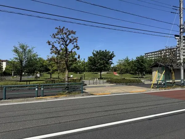 徒歩4分。遊具などが設置されている他、ウォーキングコースも設けられた公園です。