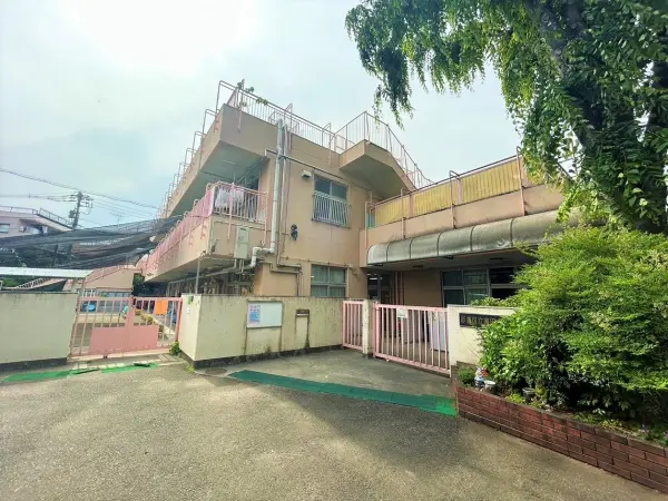 徒歩4分。定員111名の保育園です。保育目標は「よくあそび、よく食べ、よくねむるこども」です。