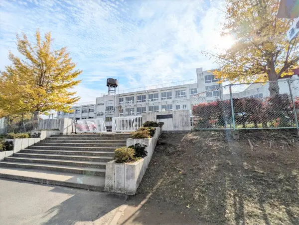 学校教育目標　自ら学びを求め、感謝と美しい心をもち、心身ともに強い児童の育成