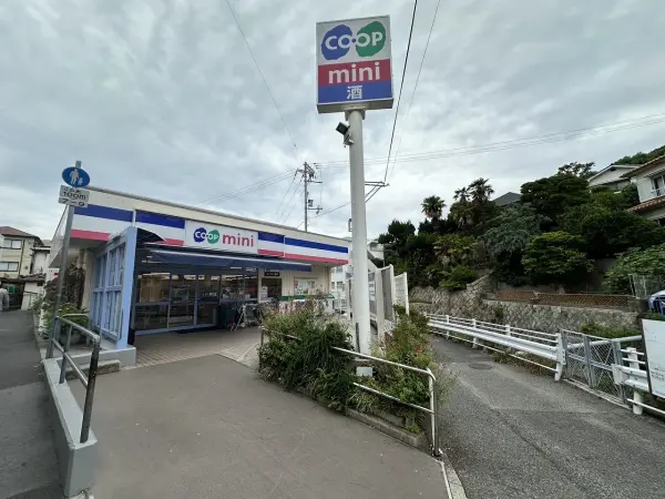 コープミニ塩屋までは徒歩９分となっております。毎日のお買い物もしていただきやすい距離です。