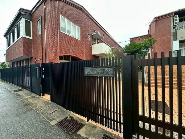 六甲幼稚園までは徒歩約１１分です。毎日のお子様の送り迎えもしていただきやすい距離となっております。