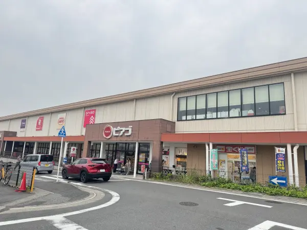 徒歩11分。食料品などが取り扱われているスーパーです。