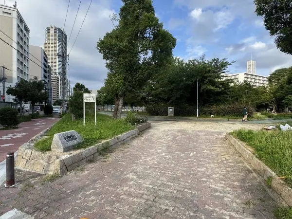 徒歩3分。徒歩3分。グラウンドが設置された大きな公園。