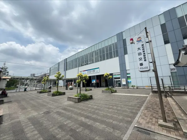 徒歩13分。特急・快速急行・急行・準急・普通停車駅。