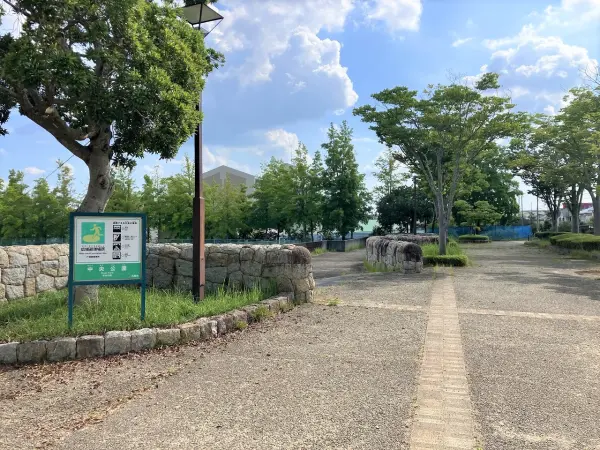 中央公園まで徒歩2分(約140ｍ)