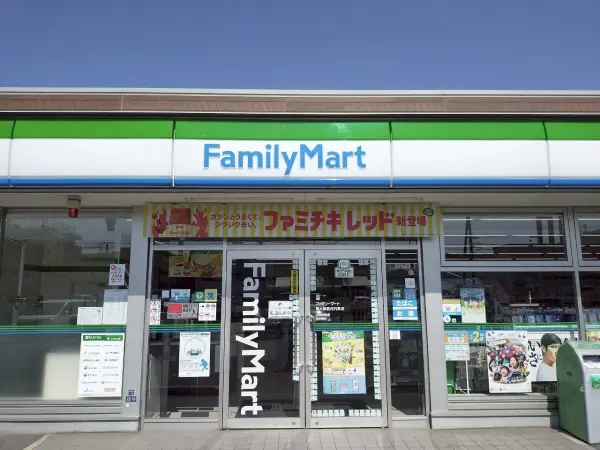 徒歩11分。24時間営業。ATM、マルチコピー機などが設置されています。