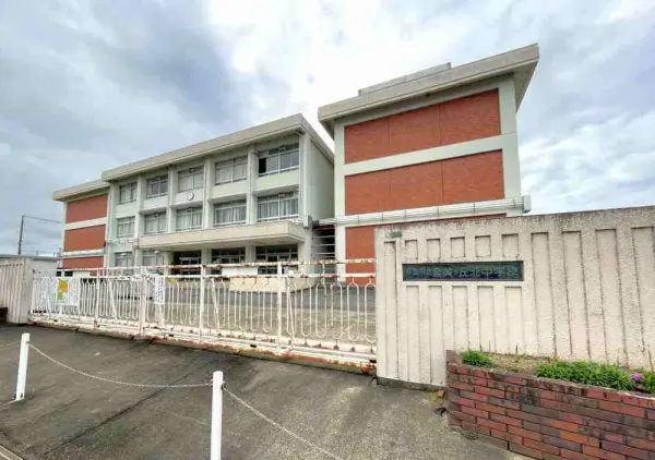 登美ヶ丘中学校まで徒歩13分です。
毎日のお子さまの通学もしていただきやすい距離となっております。