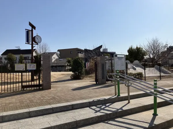 徒歩1分。広場や散策路がある公園です。遊具も複数設置されています。