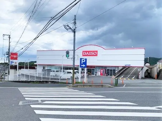 ダイソー大和小泉店まで徒歩9分です。駐車場があるため、お車でのアクセスも可能となっております。