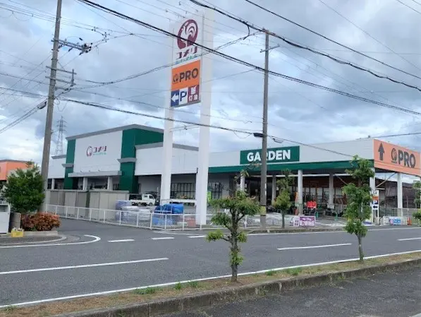コメリハード&グリーン橿原店まで徒歩7分です。駐車場があるため、お車でのアクセスも可能です。