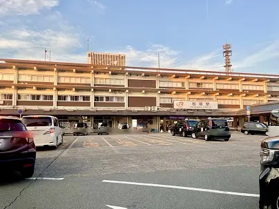 徒歩12分。紀勢本線は亀山・名古屋方面と新宮・伊勢市方面へ、名松線は伊勢奥津方面へアクセスできます。