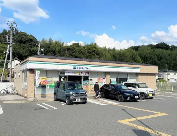 ファミリーマート奈良中町店まで徒歩14分です。
駐車場があるため、お車でのアクセスも可能です。