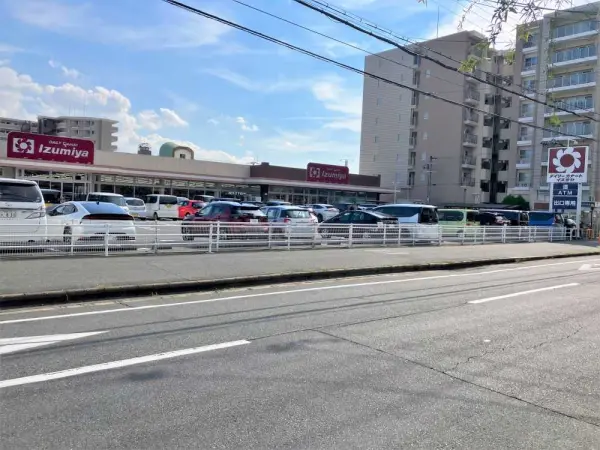 デイリーカナートイズミヤ新大宮店まで徒歩4分です。
徒歩でもアクセスしていただきやすい距離です。